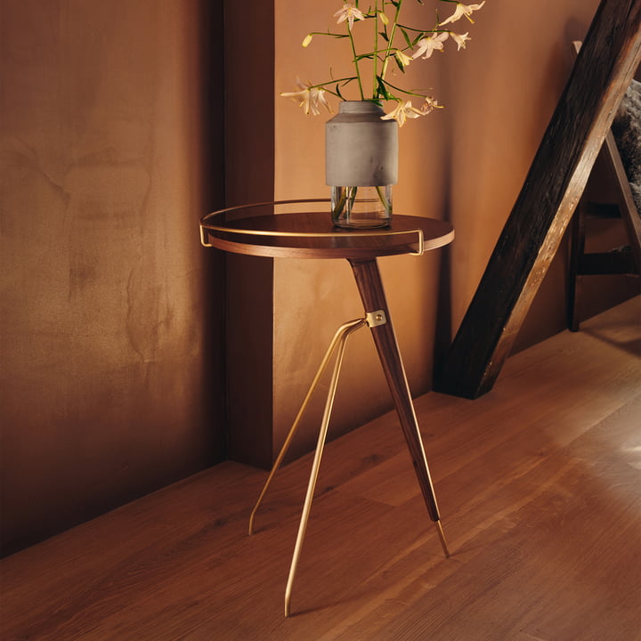 The Umanoff side table Ø 43 / 40 x H 60 cm, walnut / brass from Audo with a vase in the hallway