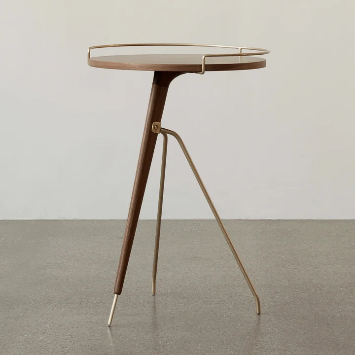 The Umanoff side table Ø 43 / 40 x H 60 cm, walnut / brass of Audo convinces with an unconventional material combination