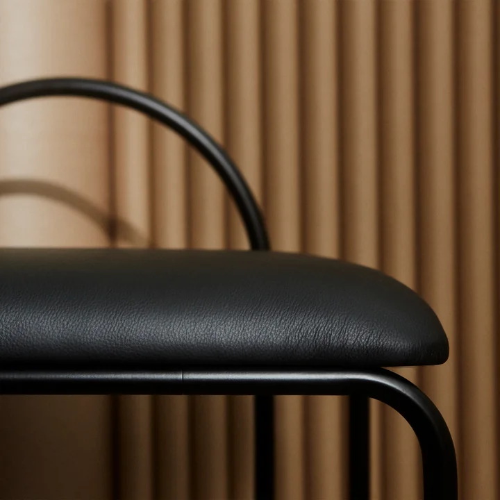 The Angui bench from AYTM convinces with a noble leather seating surface
