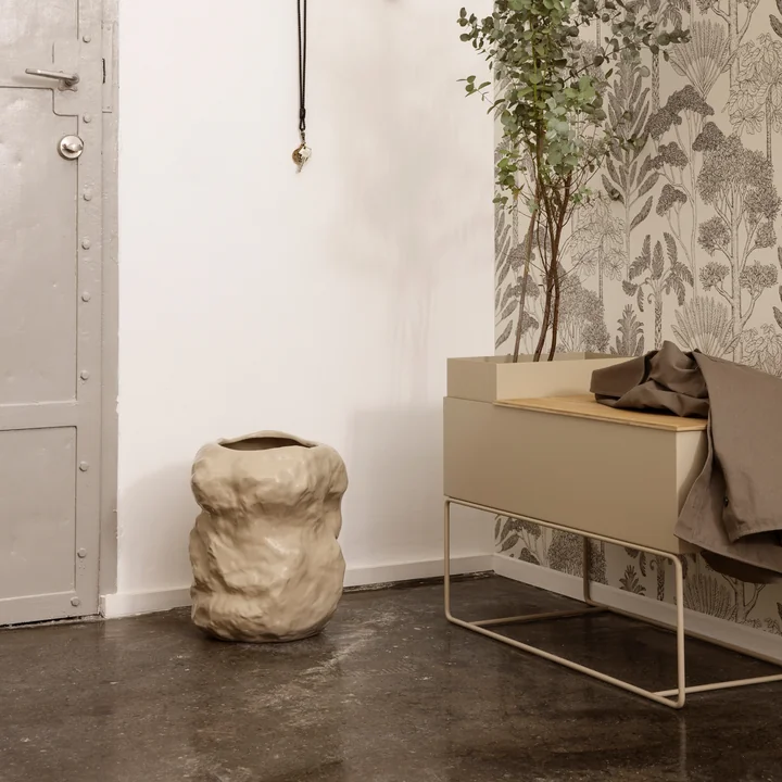 The Tuck vase from Ferm Living in cashmere next to a plant box in the hallway