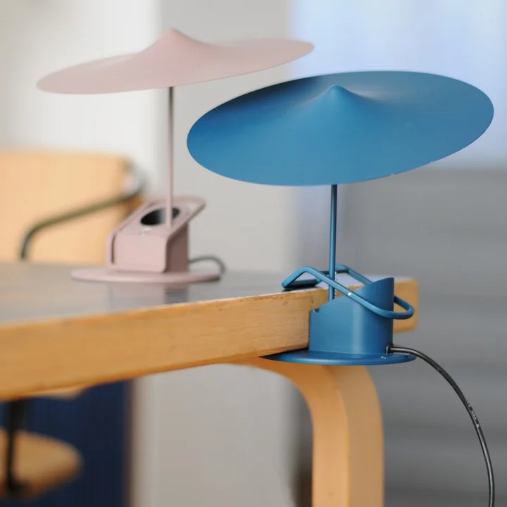 The w153 île table lamp from Wästberg clamped to a wooden table