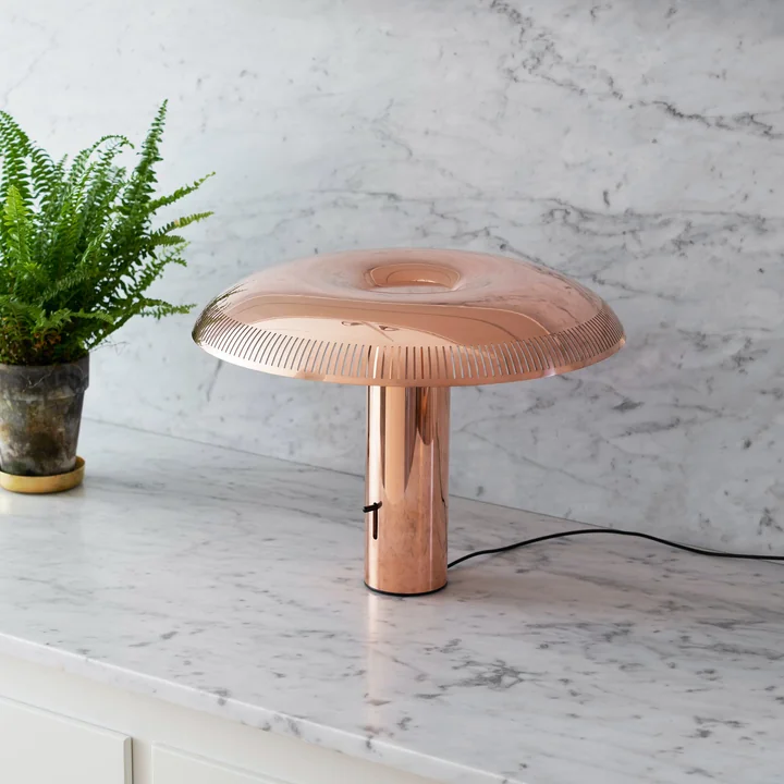 The w203 Ilumina LED table lamp by Wästberg in copper on a kitchen counter made of marble