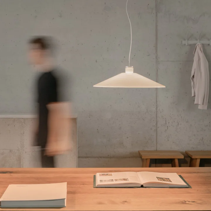 The w202 Halo LED pendant luminaire S4 from Wästberg above a natural wooden table