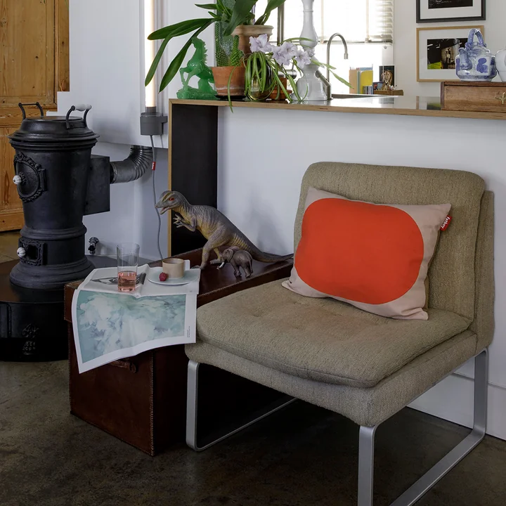 The Pop Pillow cushion from Fatboy as a comfortable decoration in the living room