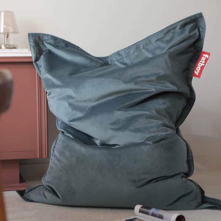 The beanbag Original Slim Velvet recycled in the living room