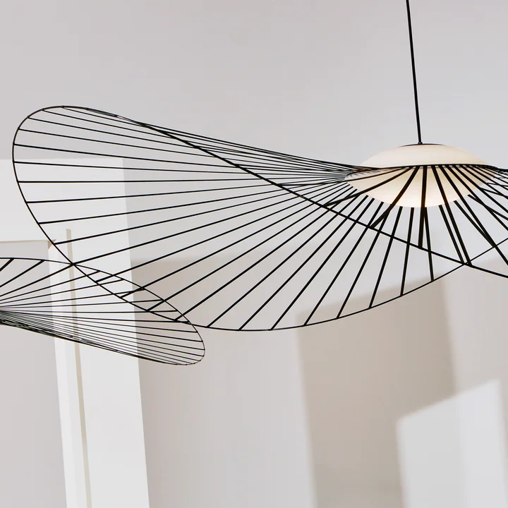 The shade of the Vertigo Nova pendant lamp from Petite Friture in black bends veil-like
