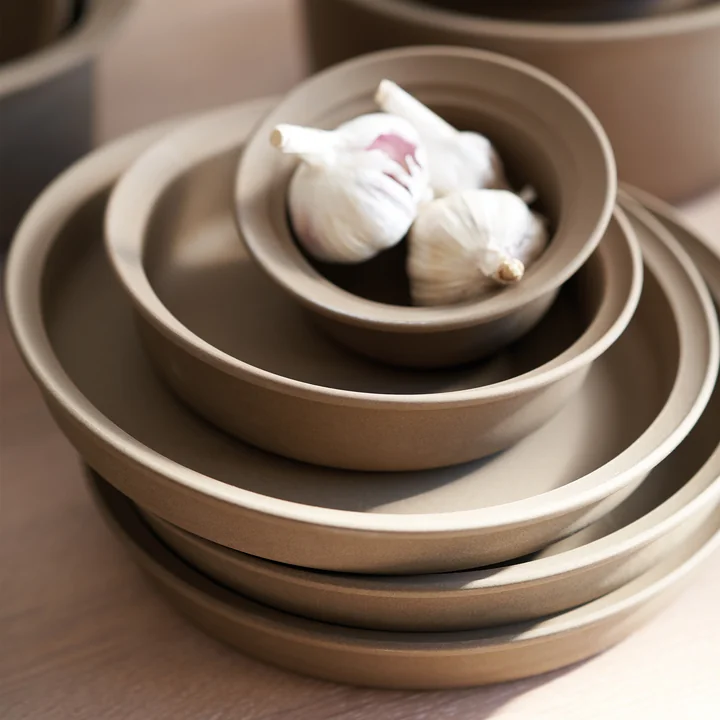 The plates and bowls from the Ildpot tableware series from FDB Møbler