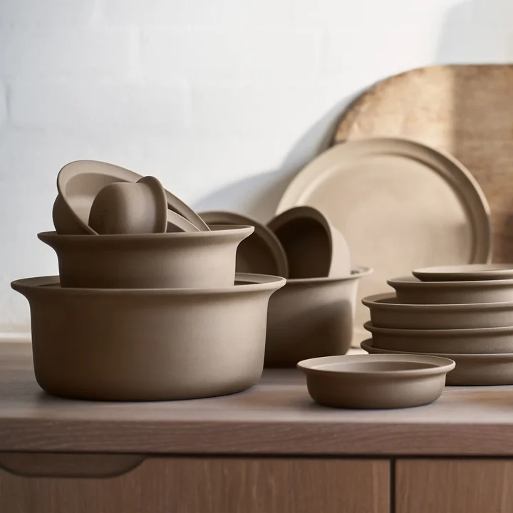 The plates and bowls of the Ildpot tableware series from FDB Møbler are characterized by fine stoneware