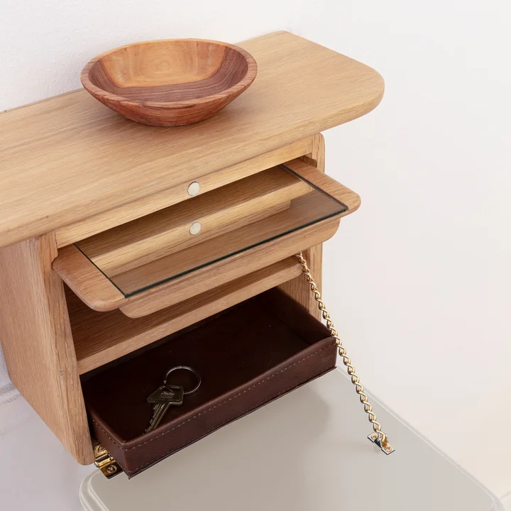 The One More Look mirror from Umage in oak / pearl has an additional hand mirror in the cabinet