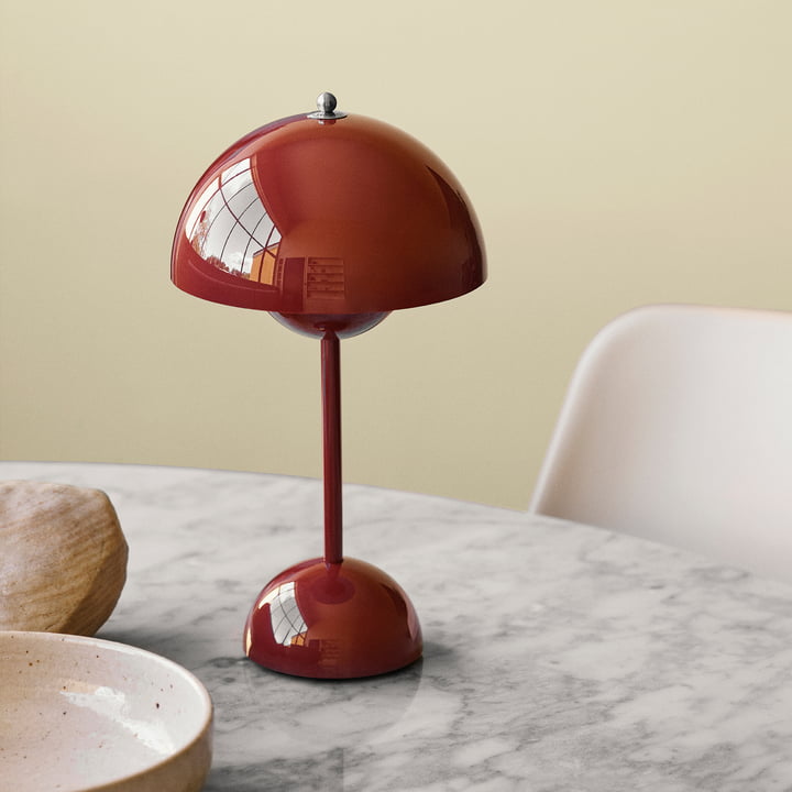 The reddish brown Flowerpot battery table lamp VP9 from & Tradition on a white marble table