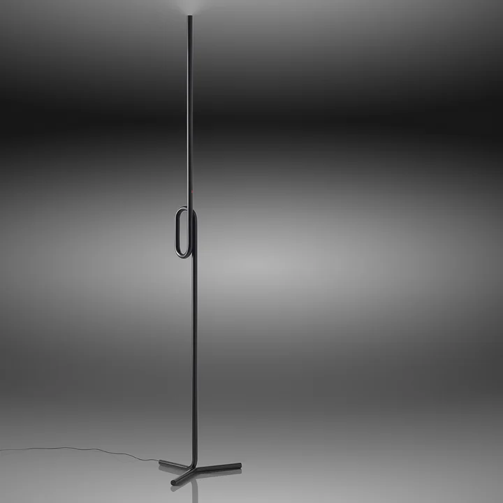 The Tobia LED floor lamp from Foscarini in black is slim, compact and easy to transport
