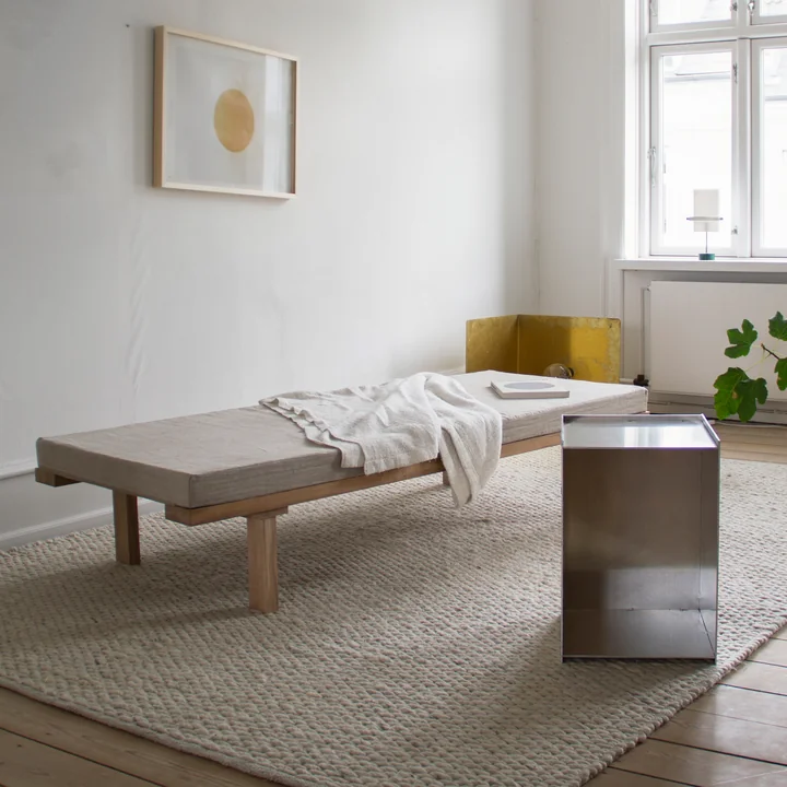 Versatile day bed in oak wood and aluminium side table