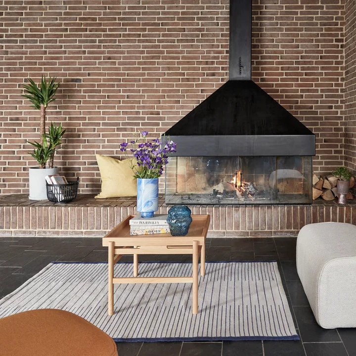 A tidy and cosy living room with a Scandinavian look