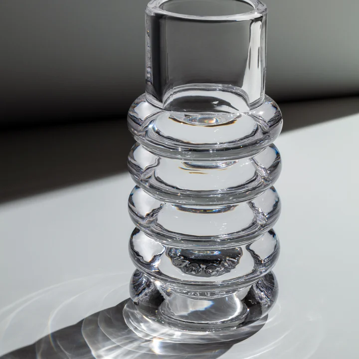 Vase with exciting reflections