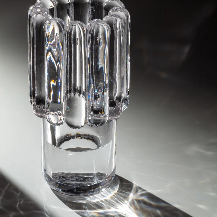 Vase with exciting reflections