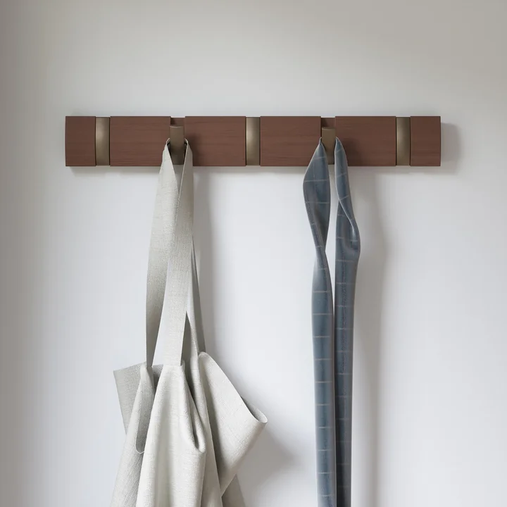 The Flip Hook 5er coat rack from Umbra in walnut, light / gold with bag and scarf