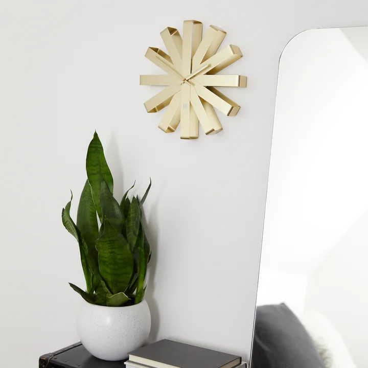 The discreet Ribbon metal wall clock