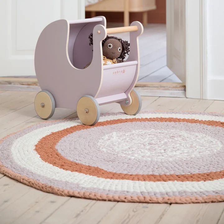 The doll's pram from Sebra on a round crochet rug, also from Sebra