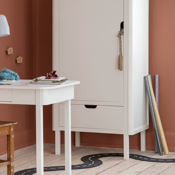 The children's wardrobe from Sebra in a children's room with a red-brown wall