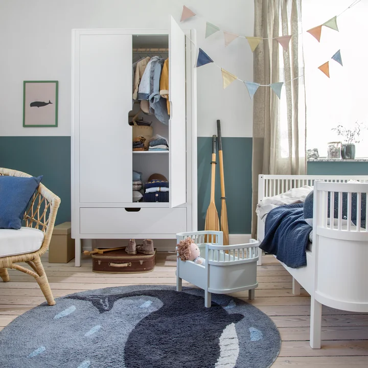 The opened children's wardrobe 2-door from Sebra in the children's room with blue accents
