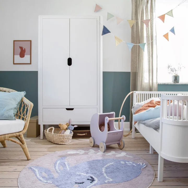 The children's wardrobe 2-door from Sebra in a pretty children's room