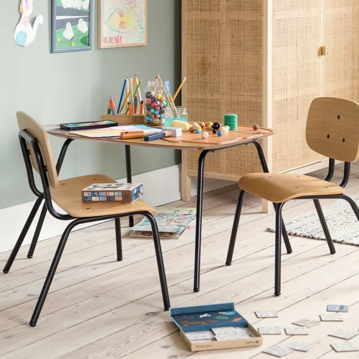 The Oakee chairs and the table from Sebra in combination in the children's room
