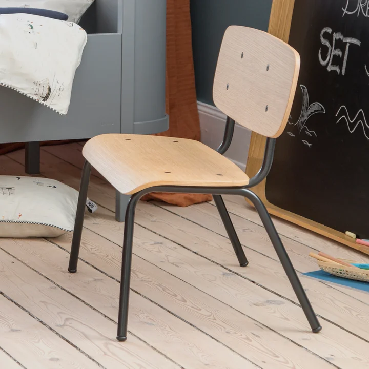 The Oakee children's bench from Sebra next to the bed in the children's room