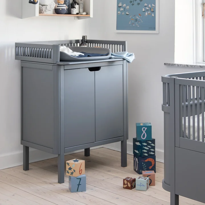 The changing unit with doors in classic gray with the gray changing mat from Sebra