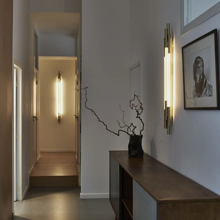 The Org LED wall lamp by DCW vertical in the noble hallway above the chest of drawers