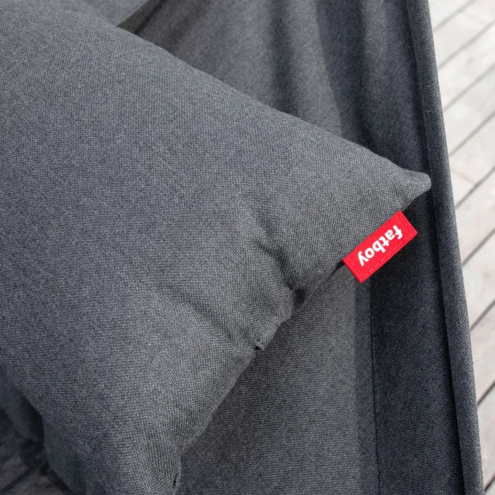 The logo on the cushion of the Headdemock Superb Deluxe hammock from Fatboy