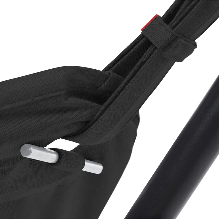 Attaching the Headdemock Superb Deluxe hammock from Fatboy to the frame