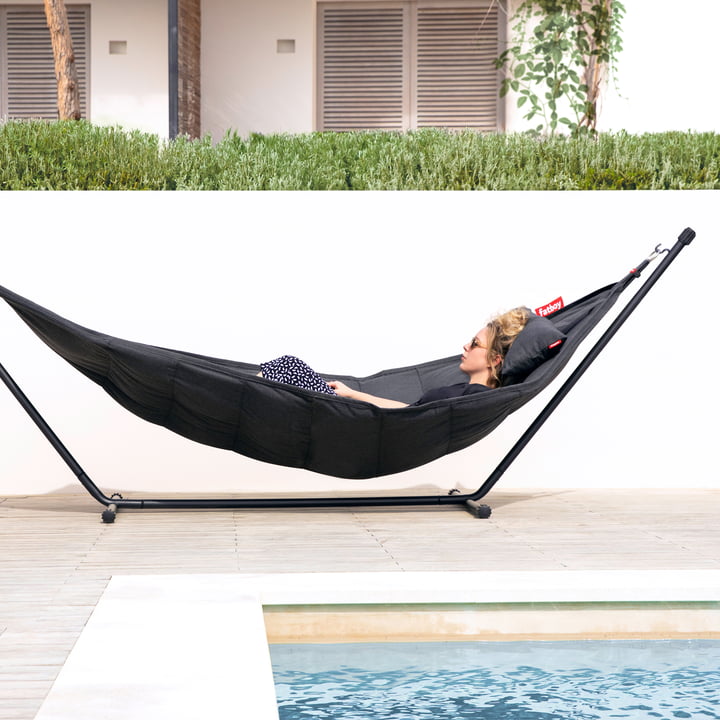 The Headdemock Superb Deluxe hammock from Fatboy by the pool