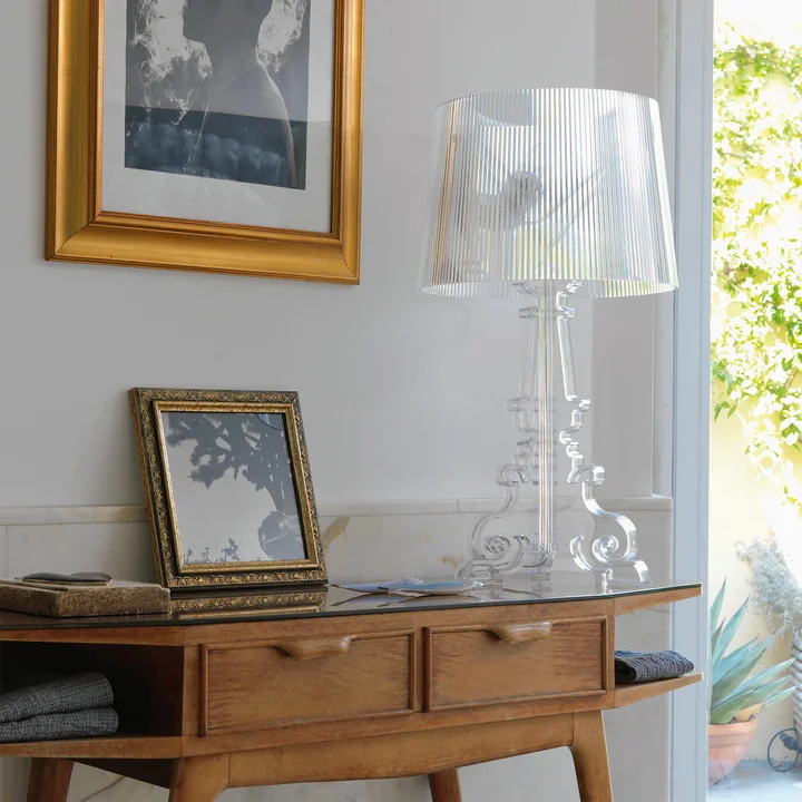 Transparent, elegant table lamp for every room