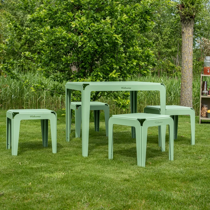 The stools and table from the Bended series by Weltevree on the lawn