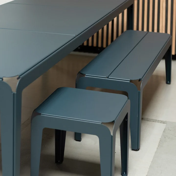 The Bended Bench bench from Weltevree can be placed in the dining room and on the terrace.
