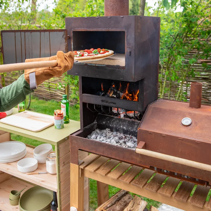 The pizza stone of the Outdoor steel oven XL from Weltevree in use