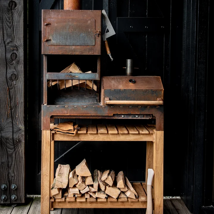The Outdoor steel stove XL from Weltevree on the base with logs