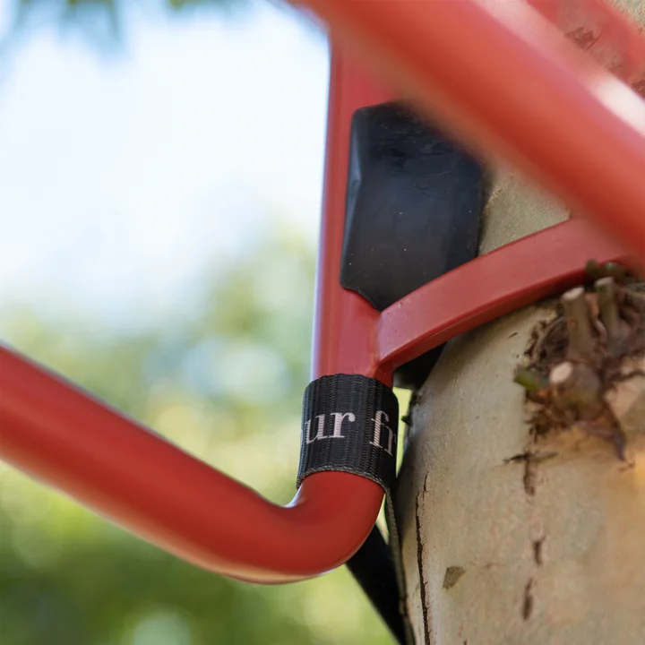 The lashing straps of the Swing swing are securely fastened to the steel triangle