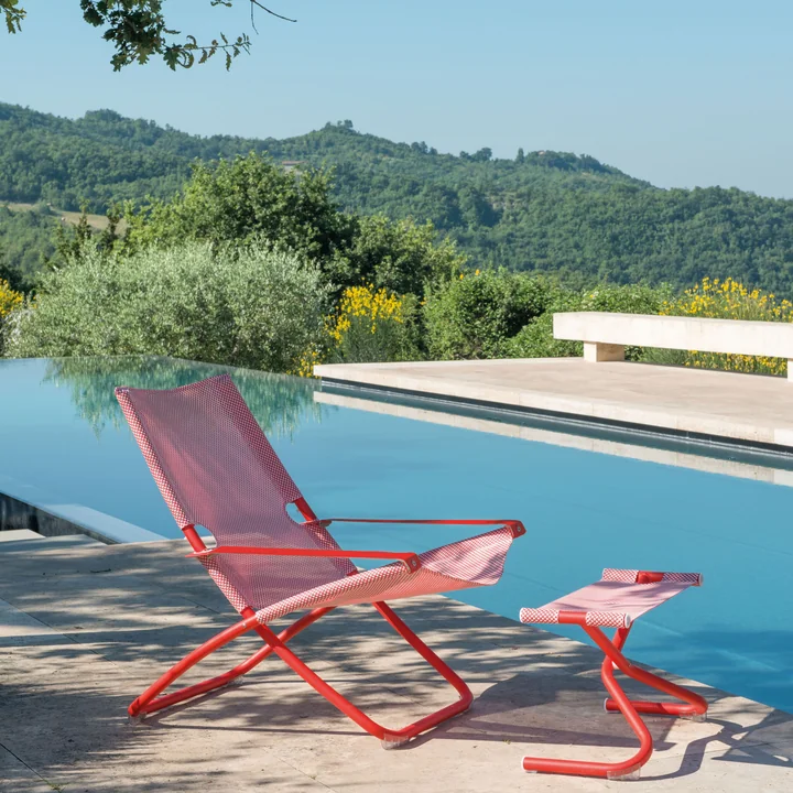 The Snooze deck chair and the Snooze pouf from Emu at the pool