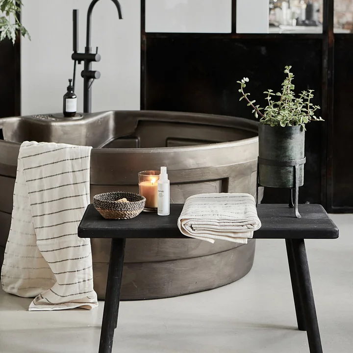 The Nadi bench from House Doctor as a shelf next to the bathtub