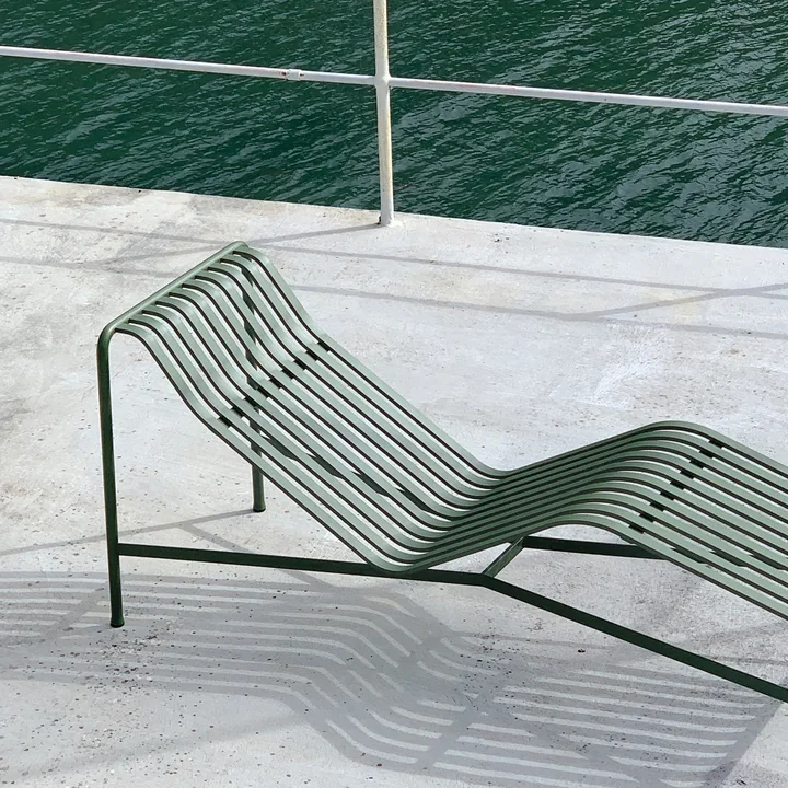 Timeless deckchair for outdoors