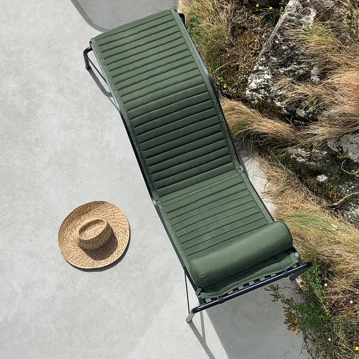 Deck chair for outdoors with comfortable cushion