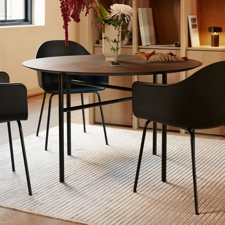 Minimalist round table for dining room
