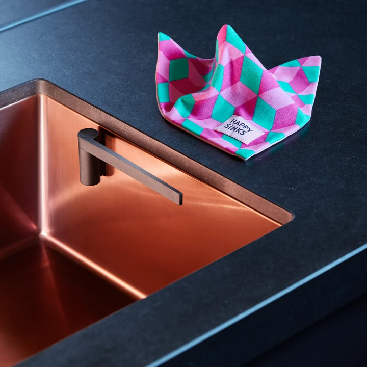 The dishcloth holder and the dishcloth from Happy Sinks make washing up a pleasure