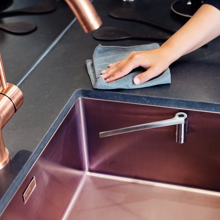 The dishcloth holder, straight from Happy Sinks has a noble look