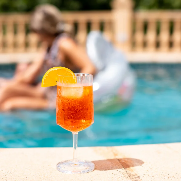 The CLUB Superglas from Koziol by the pool