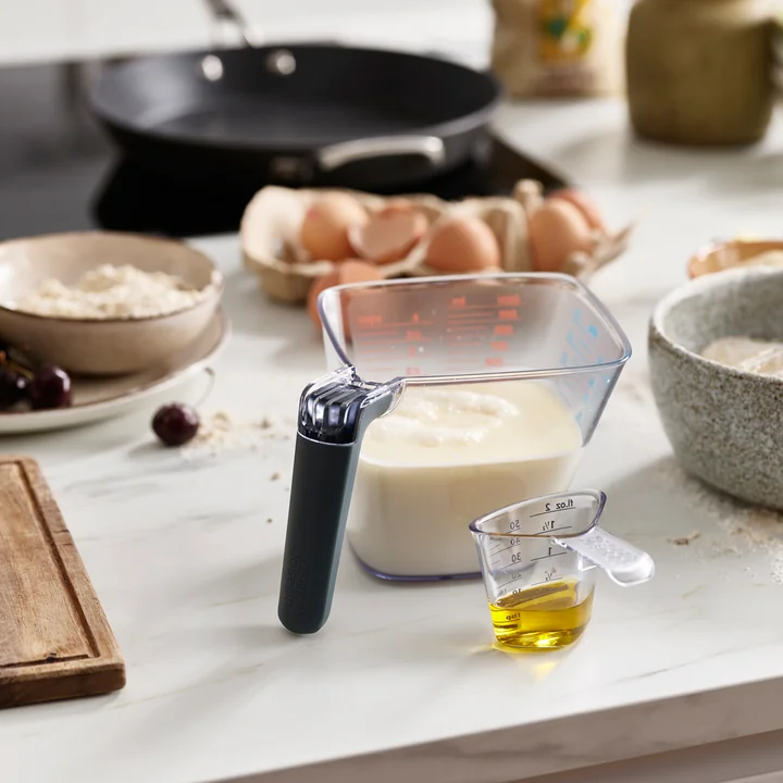 The Align measuring cup set from Joseph Joseph consists of a large and a small cup.