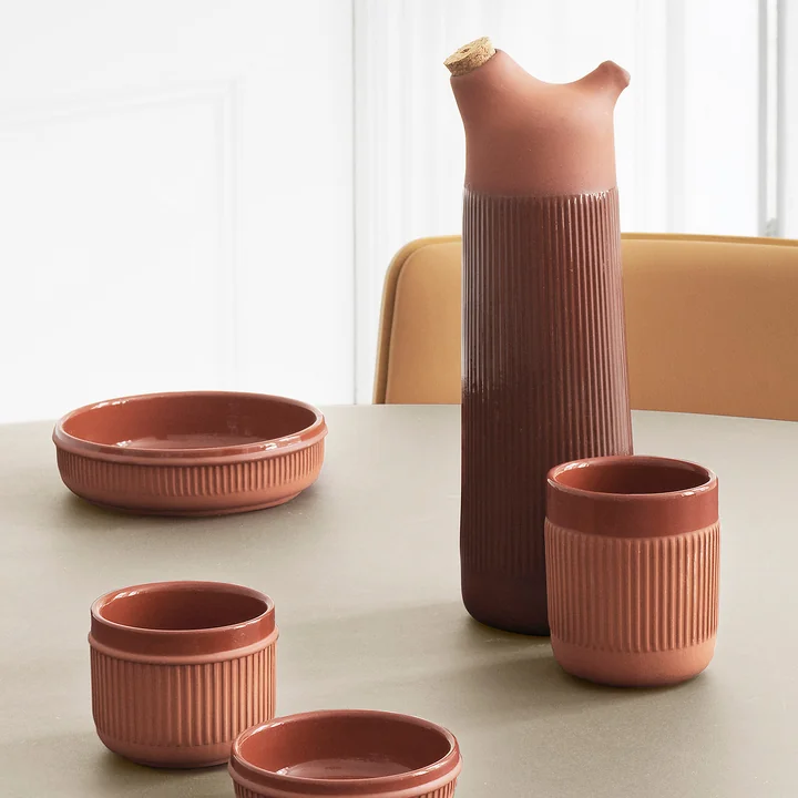 The Junto carafe and mug from Normann Copenhagen bring Mediterranean warmth to the dining table.