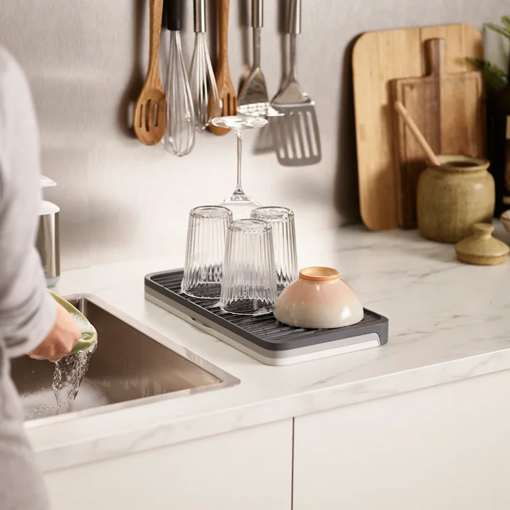 The retracted Tier Extendable draining mat from Joseph Joseph is compact