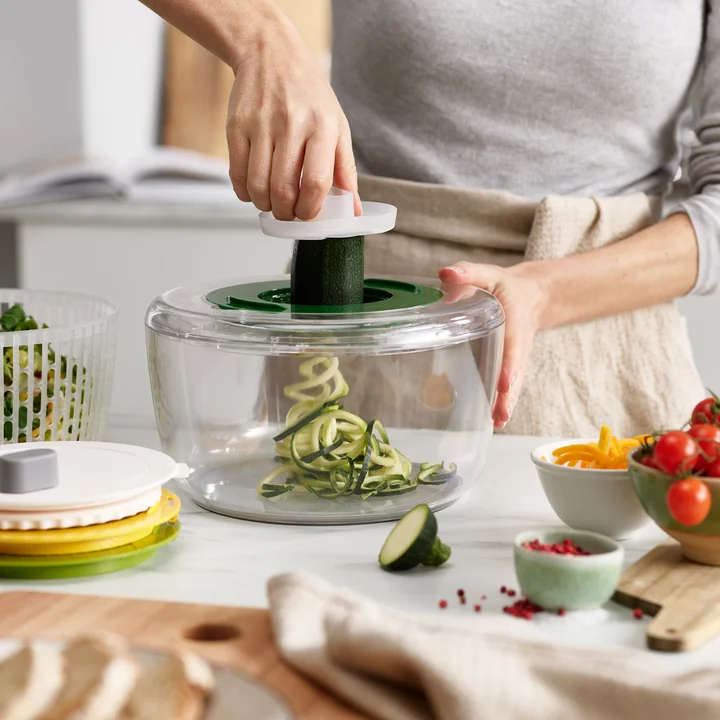 The finger guard of the Multi-Prep salad preparation set from Joseph Joseph